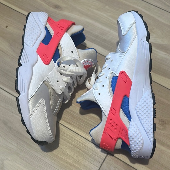 Nike Men’s Huarache - White and Blue Sneakers - Size 8.5 - Picture 2 of 3